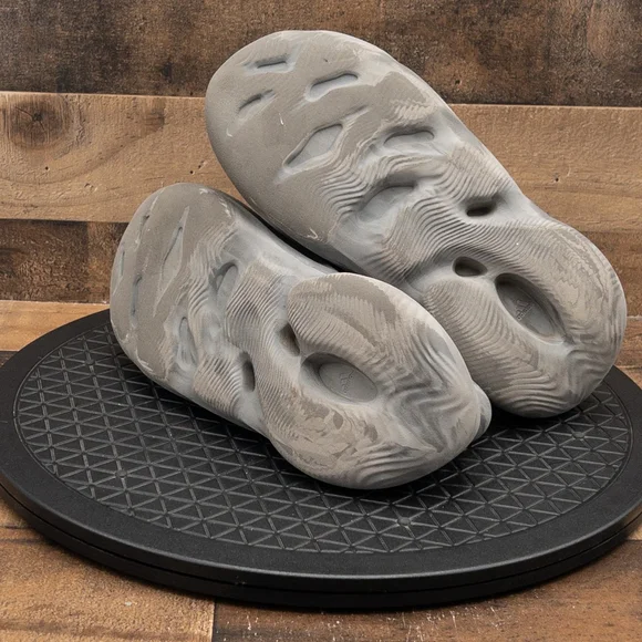 YEEZY FOAM RNNR MX GRANITE MENS ATHLETIC SHOES CASUAL GRAY WHITE ADIDAS SIZE 7 - Picture 4 of 9